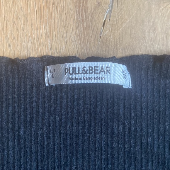Black pull and bear top with a runch in the front - Picture 2 of 4